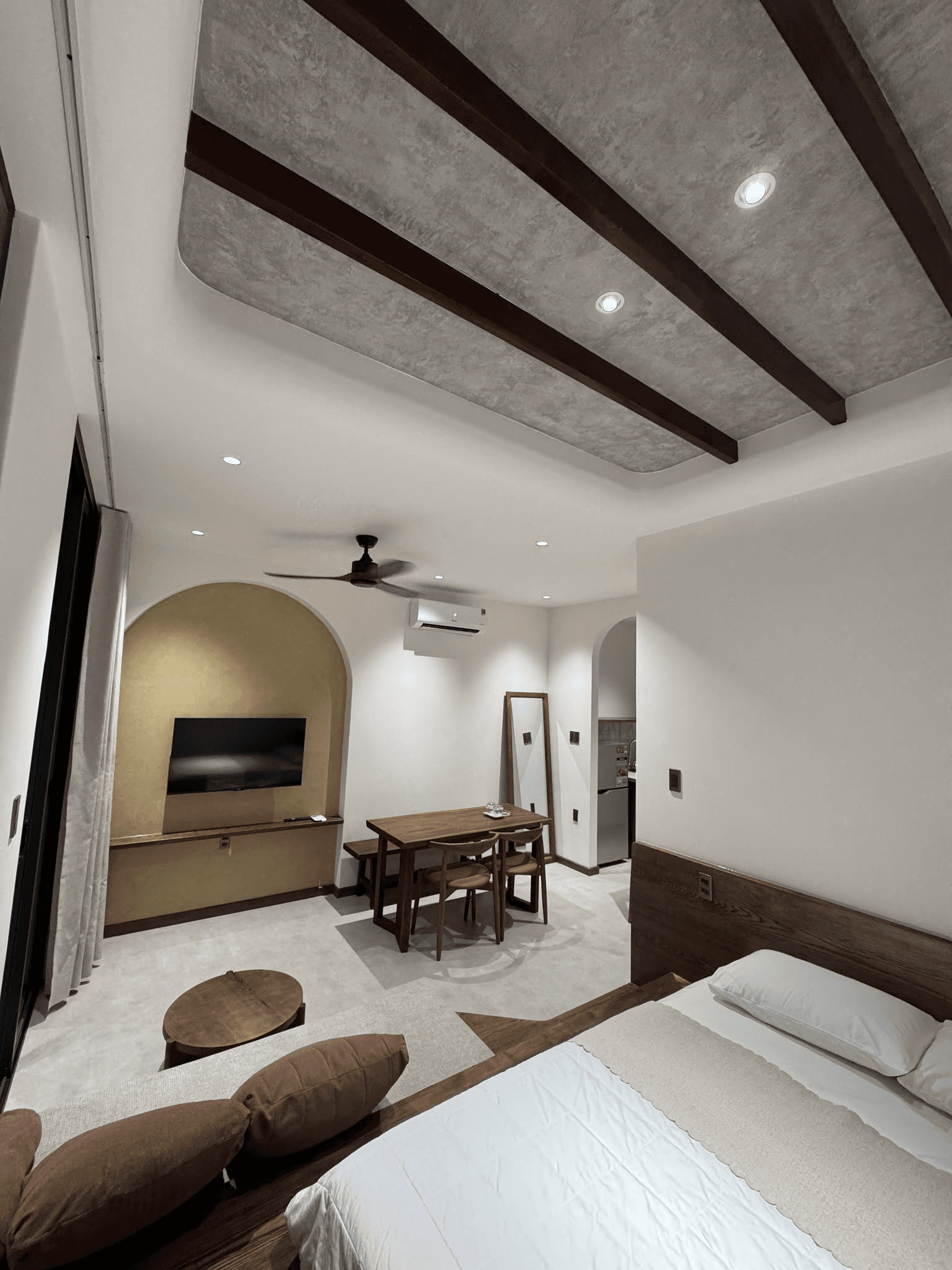 Toàn cảnh Studio Courtyard Family với bàn ăn và giường đôi