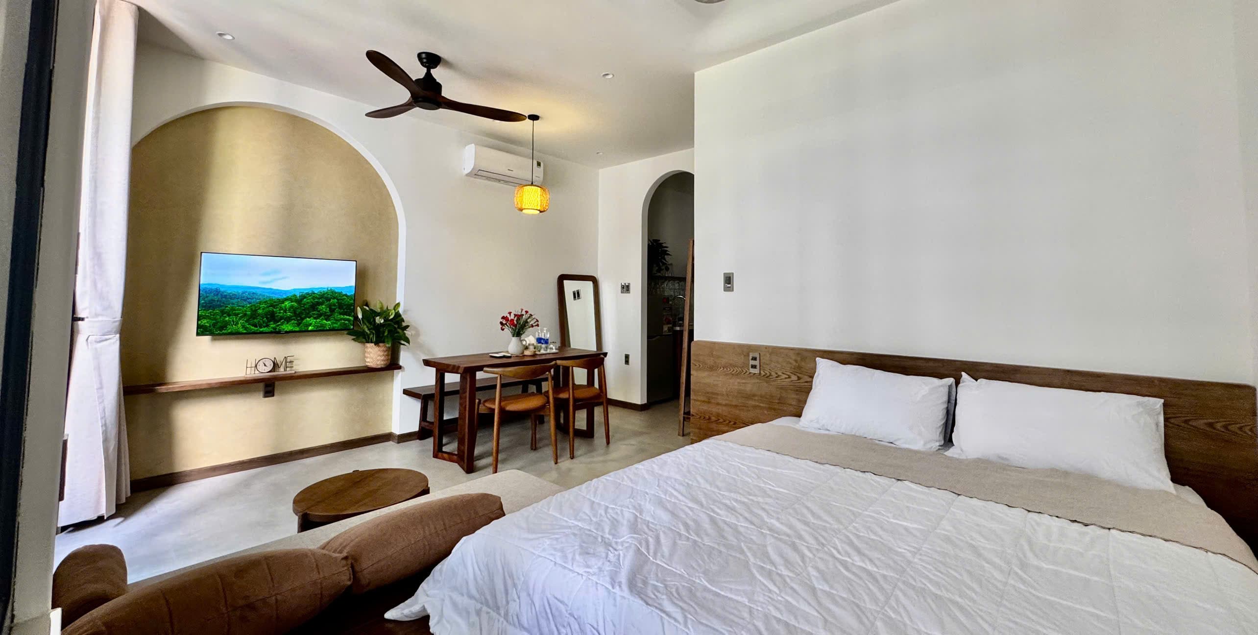 Phòng Sồi Retreat với giường đôi, trần cao và nội thất gỗ