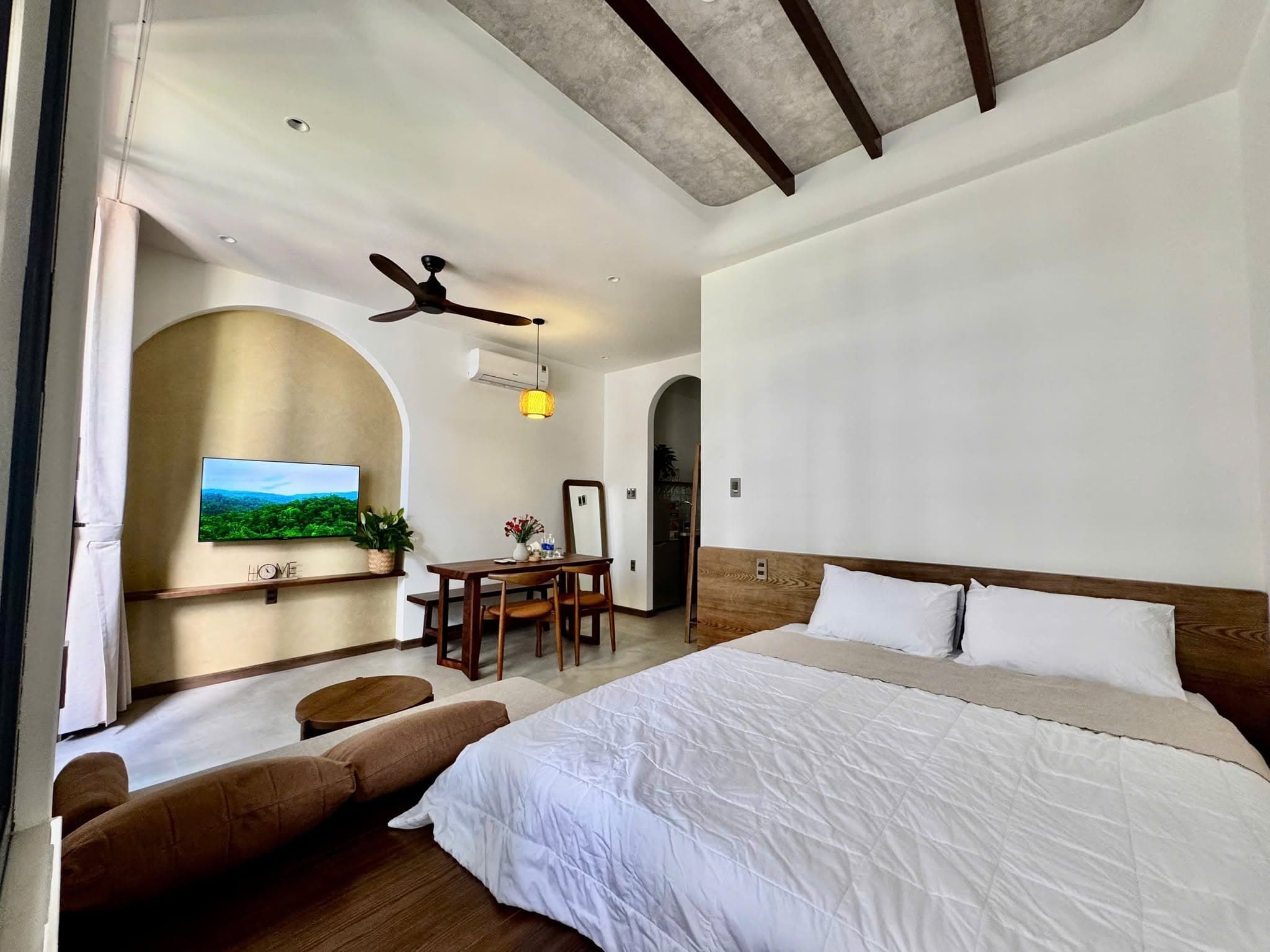 Góc phòng Sồi Retreat có bàn gỗ và vòm tường màu đất